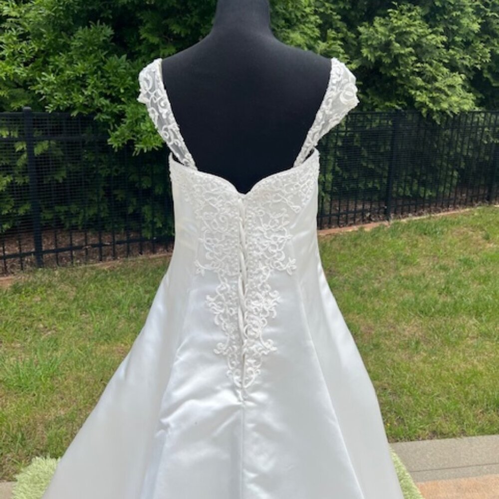 Elegant White Satin Gown - Picture 11 of 16
